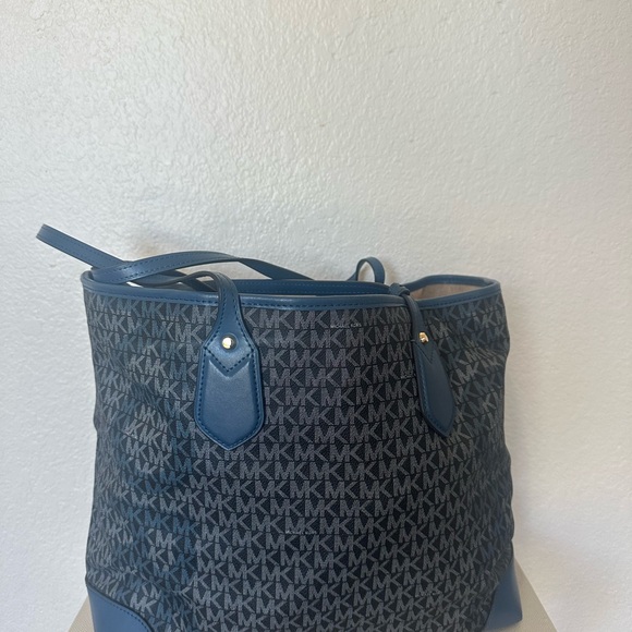 Michael Kors Large Eva Signature Tote - Picture 6 of 11